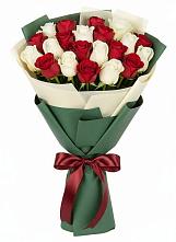 Букет Микс из красных и белых роз в Таврово