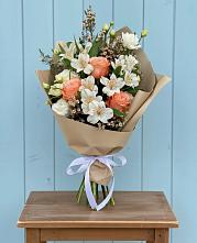 Букет цветов из:  Альстромерии, Лизиантусы, Розы и Хризантемы в Таврово