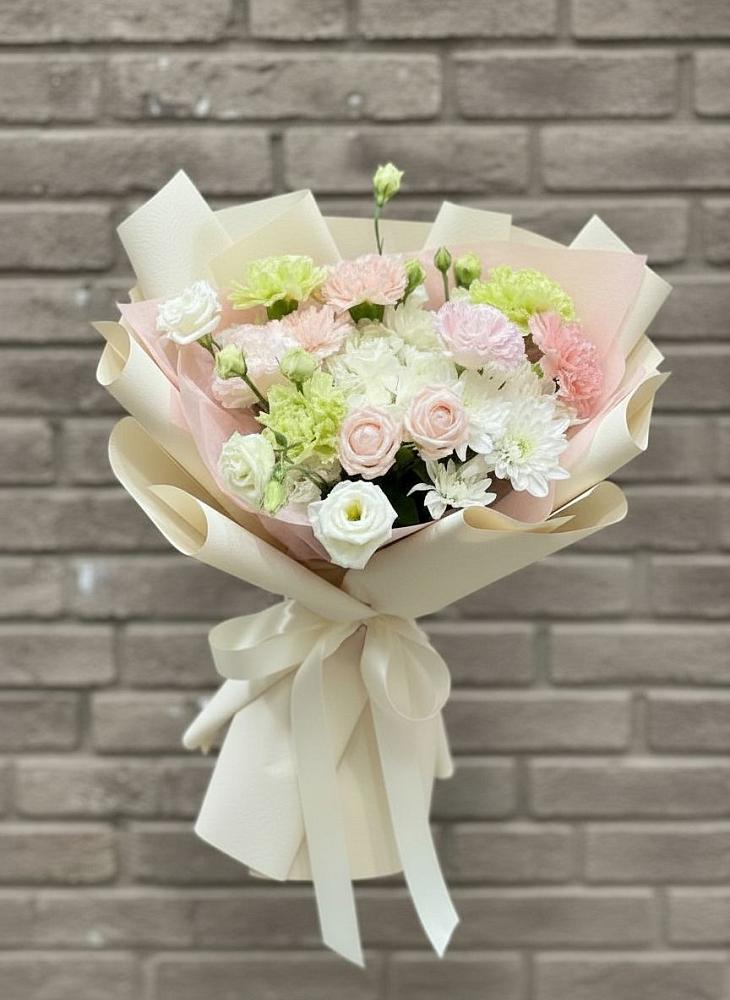 Букет цветов из: Гвоздики, Розы, Лизиантусы и Хризантемы в Таврово