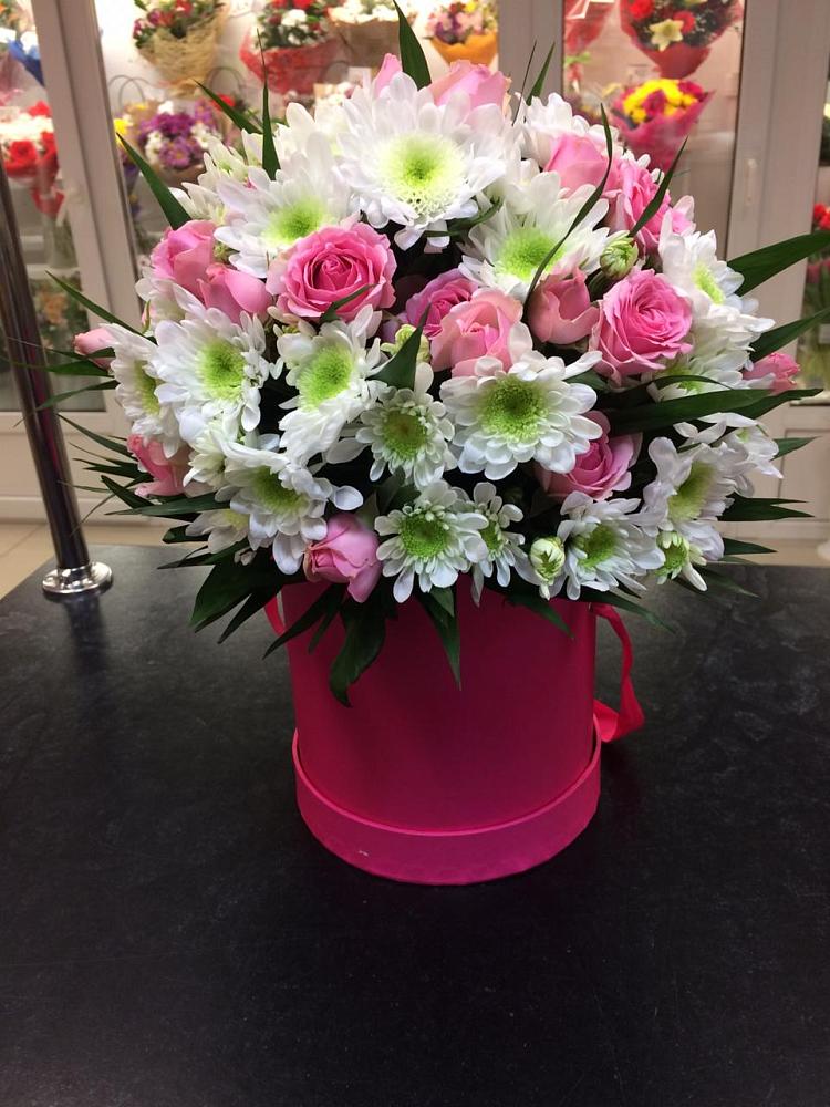 Цветочная композиция из Розы и Хризантемы в шляпной коробке в Таврово