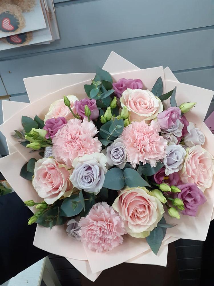 Букет цветов из: Розы, Гвоздики и Лизиантусы в Таврово